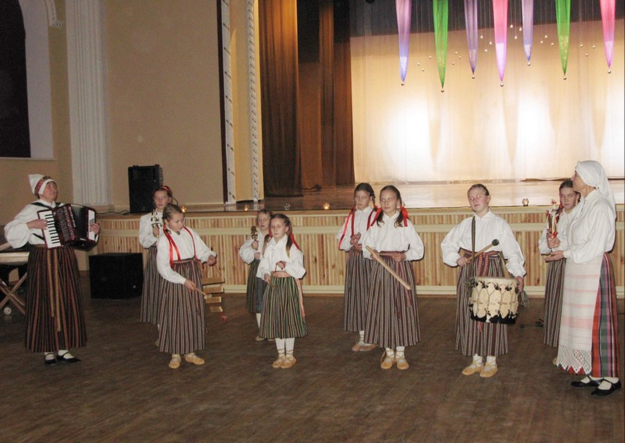 Tālās Gaujmalas folkloras kopu koncerts „Mežā eimu, mežā teku” Valkā
