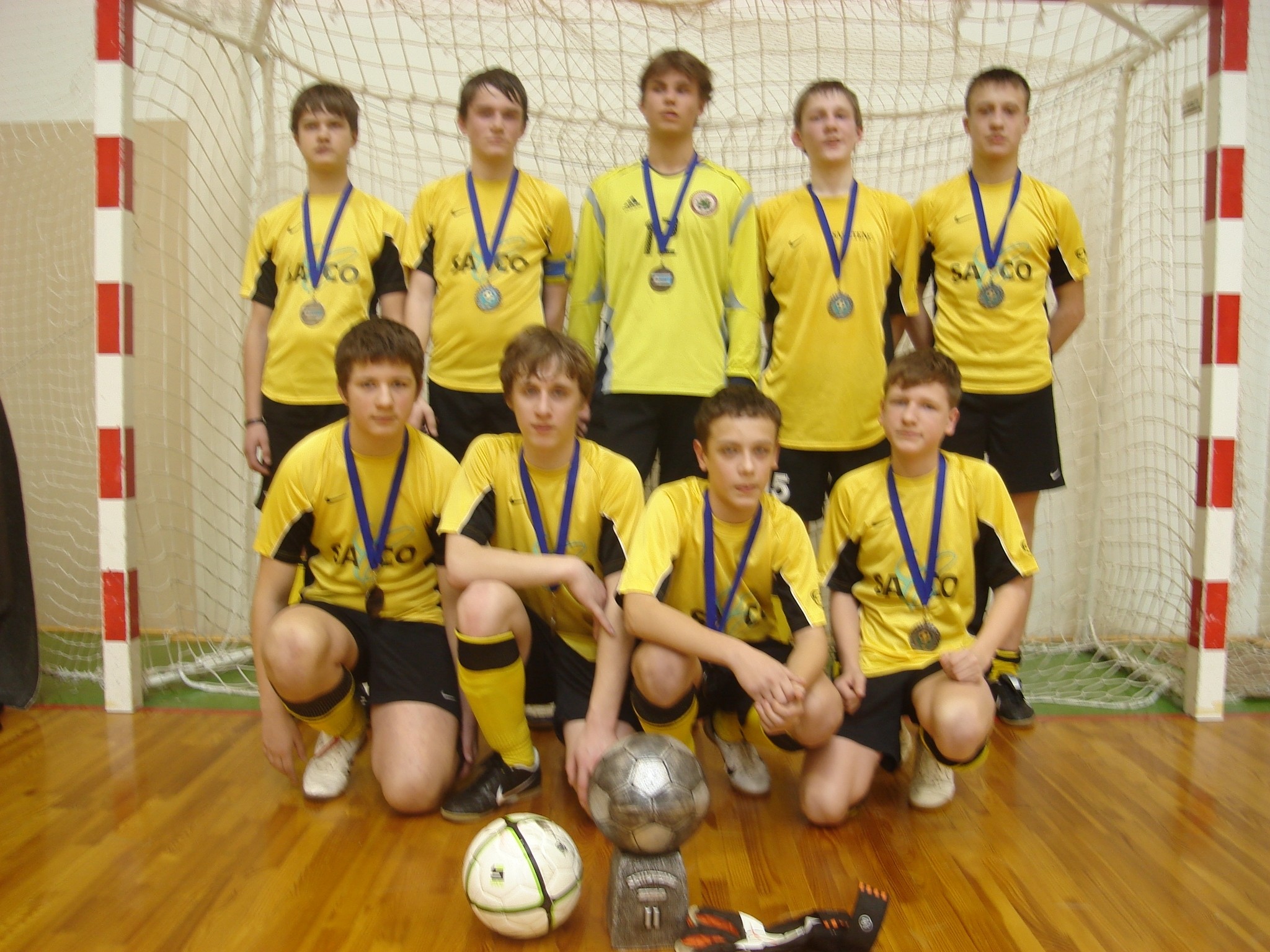 Telpu futbolā kausu aizved valmierieši