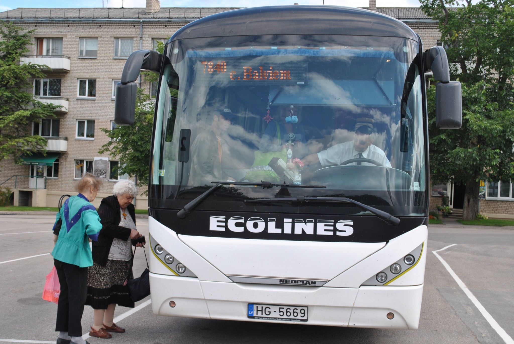 Smiltenē un Valkā autoostas sola nelikvidēt