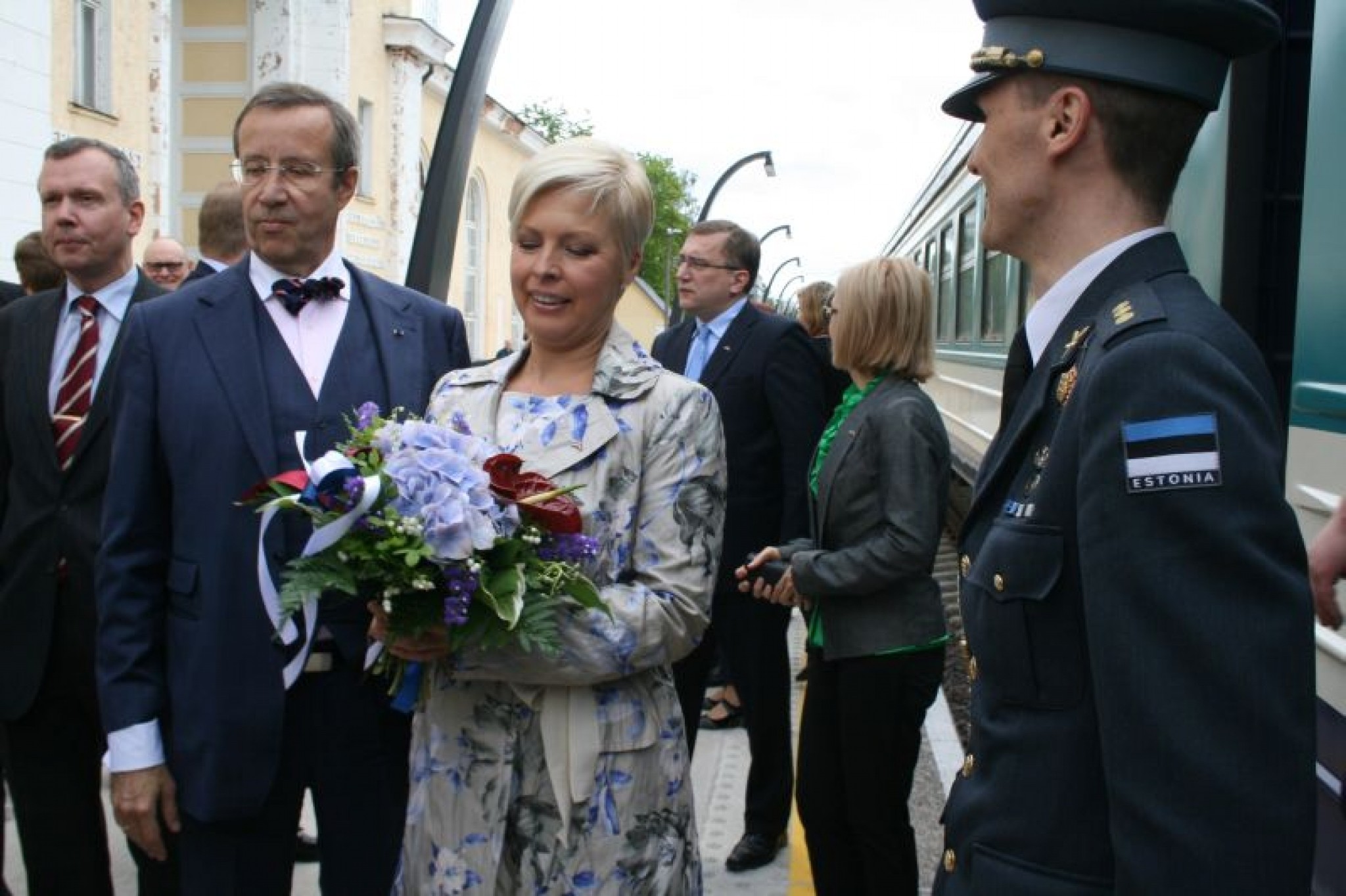 Igaunijas Valsts prezidents izkāpj uz Latvijas un Igaunijas robežas.
