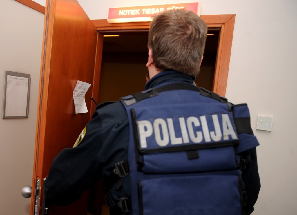 20% policistu piepelnās arī citās darbavietās un nesmādē pat apkopēja darbu