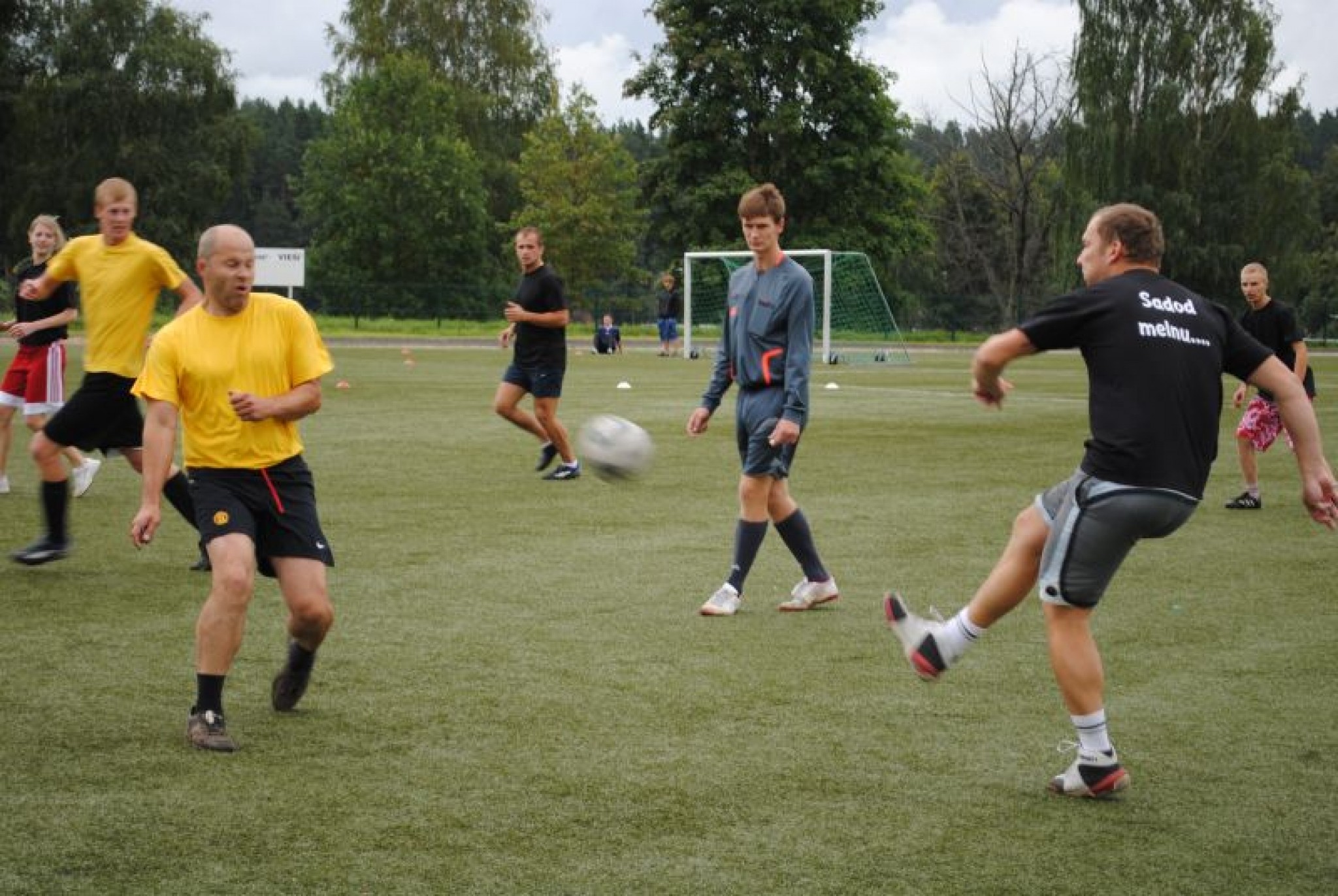 Komandas sacenšas Smiltenes novada sporta svētkos