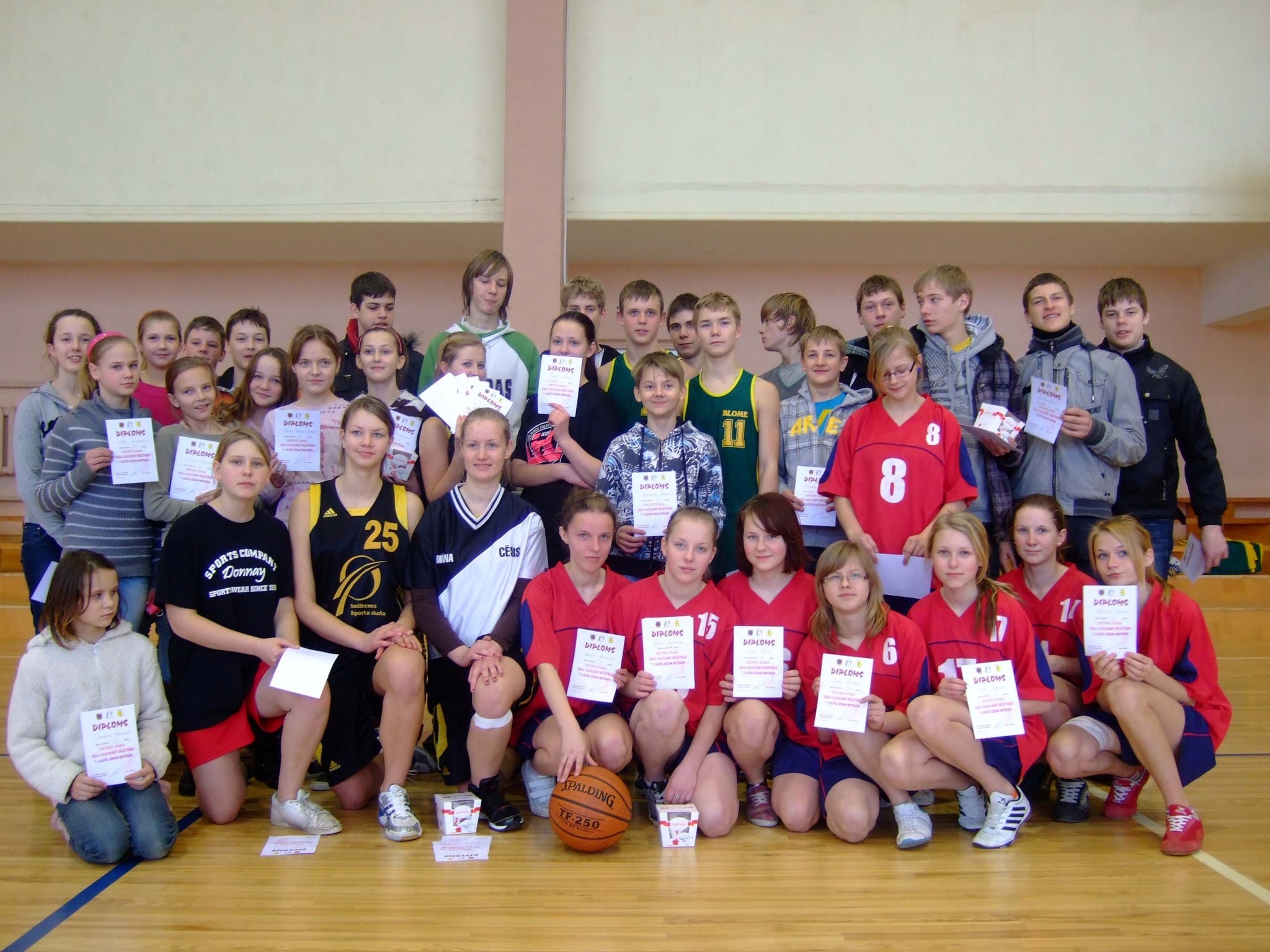 Uzvar Smiltenes ģimnāzijas basketbolisti