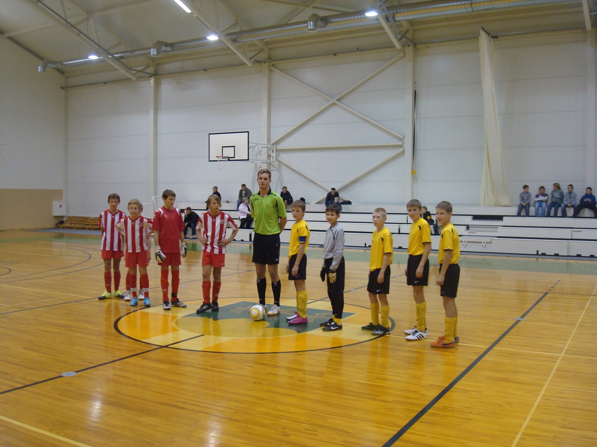 Smilteniešiem godalgas visās grupās