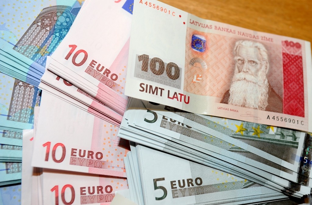 Latus pret eiro varēs apmainīt 245 banku filiālēs un 130 valūtas maiņas punktos