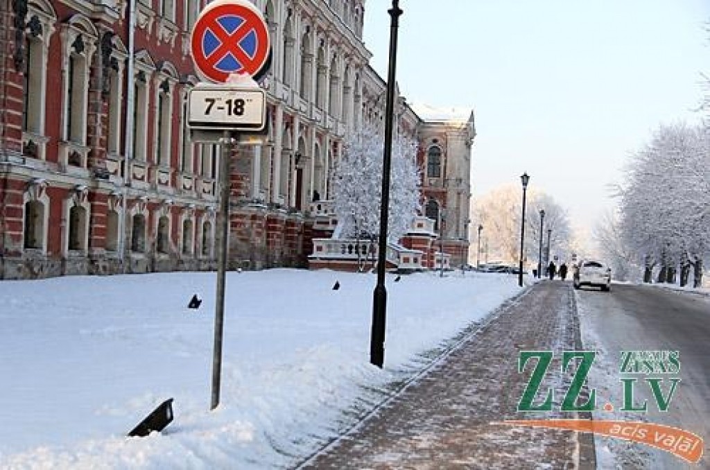 Caune negrib maksāt sodu par auto zem zīmes pie Jelgavas pils