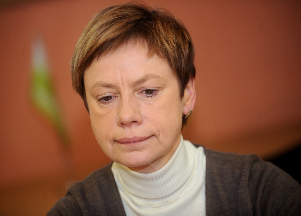 Ēlerte mēģinājumus apturēt eiro ieviešanu pielīdzina referendumam pret latviešu valodu