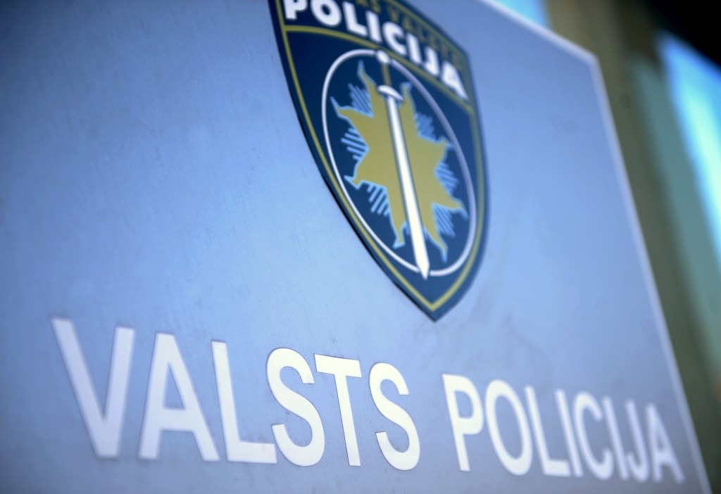 Aizdomās par bruņotu laupīšanu aizturēts policijas darbinieks