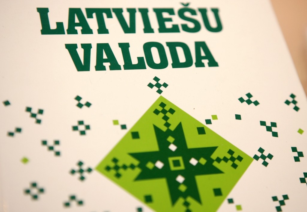 Vāc parakstus, lai ES nevarētu lemt par latviešu valodas normām