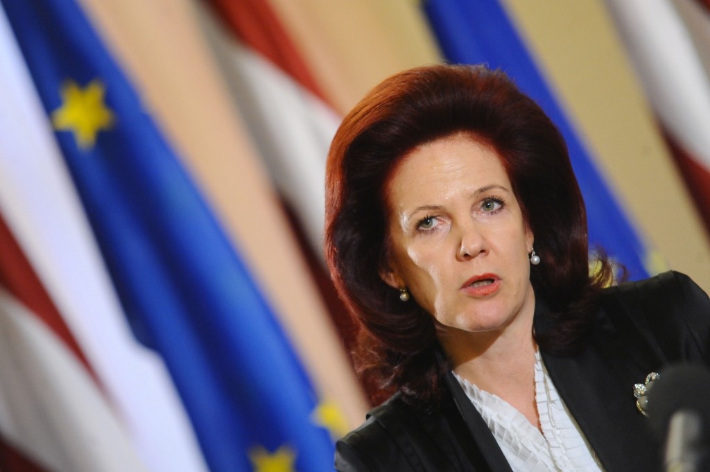 Āboltiņa: No sievietes politikā prasa vairāk nekā no vīrieša