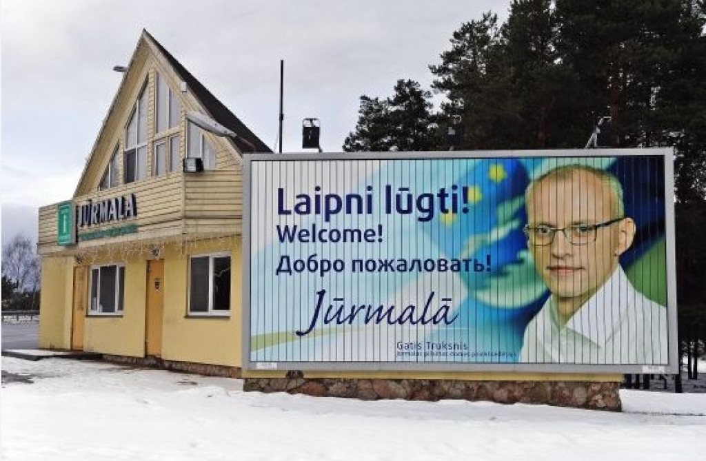Pie Jūrmalas vārtiem uzlikts Trukšņa plakāts