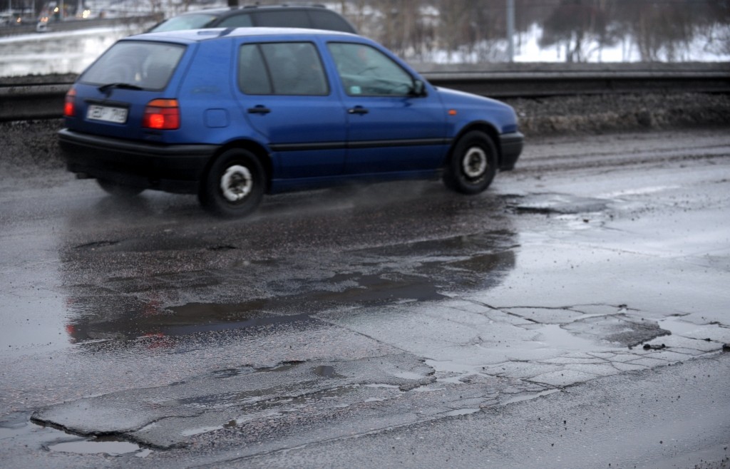 Premjers: Ceļu būvei krahs nedraud