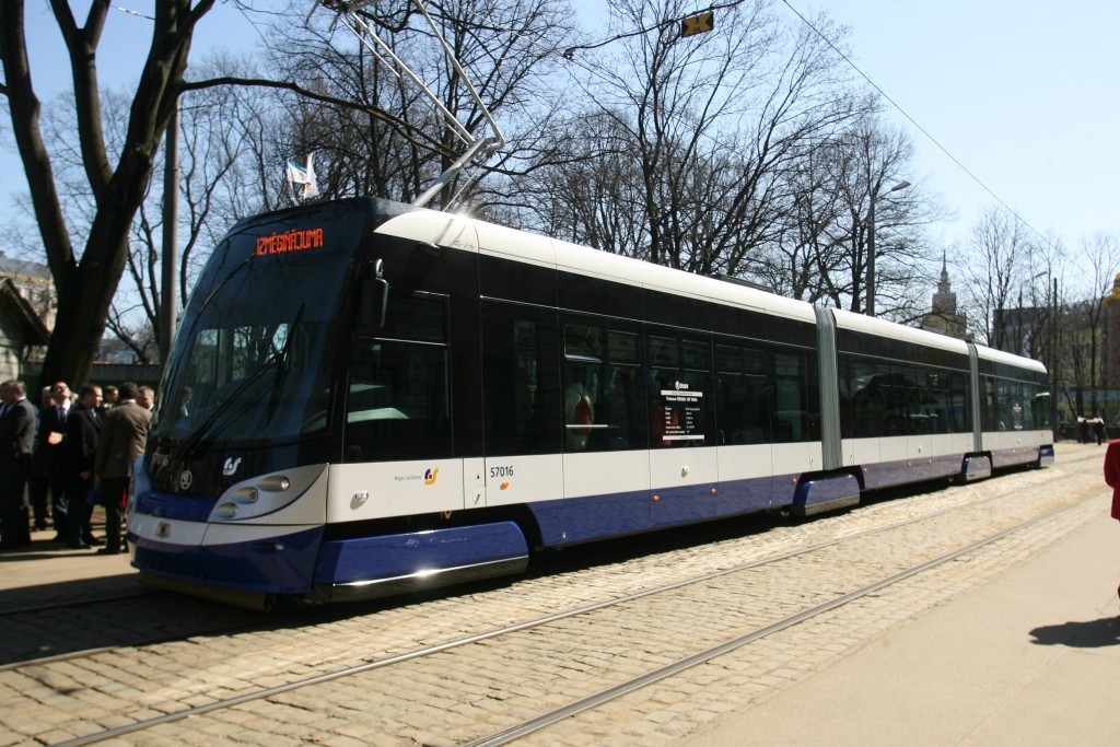 Sabiedrisko transportu bez maksas nodrošinās arī profesionālo skolu audzēkņiem un 3. grupas invalīdiem