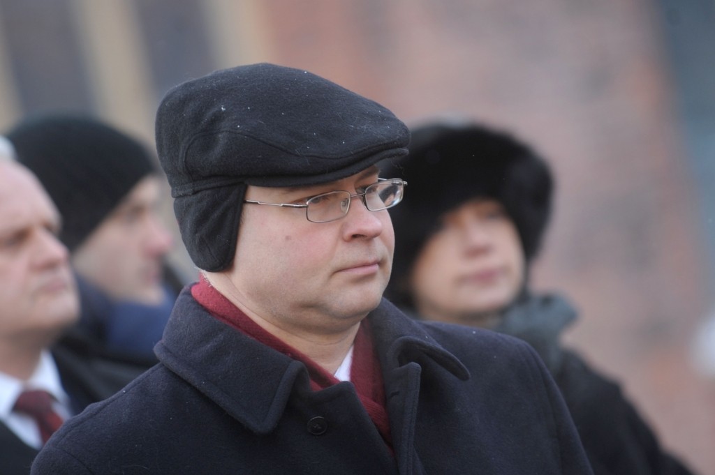 Noskaidrots, cik par apkuri maksā Valdis Dombrovskis
