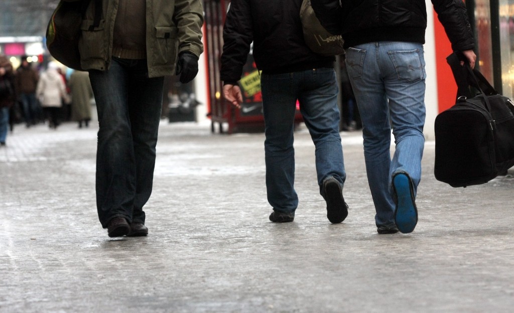 Pagājušā diennaktī uz slideniem trotuāriem traumas guvuši pieci cilvēki