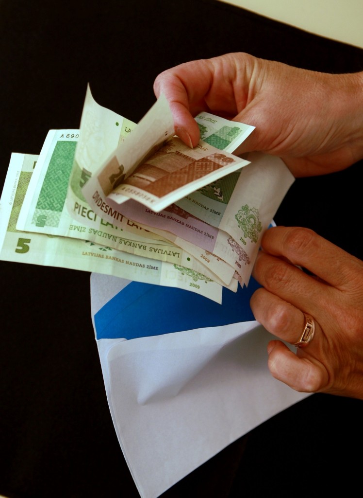 Nākamnedēļ valdība lems par jaunām iecerēm cīņā ar aplokšņu algām