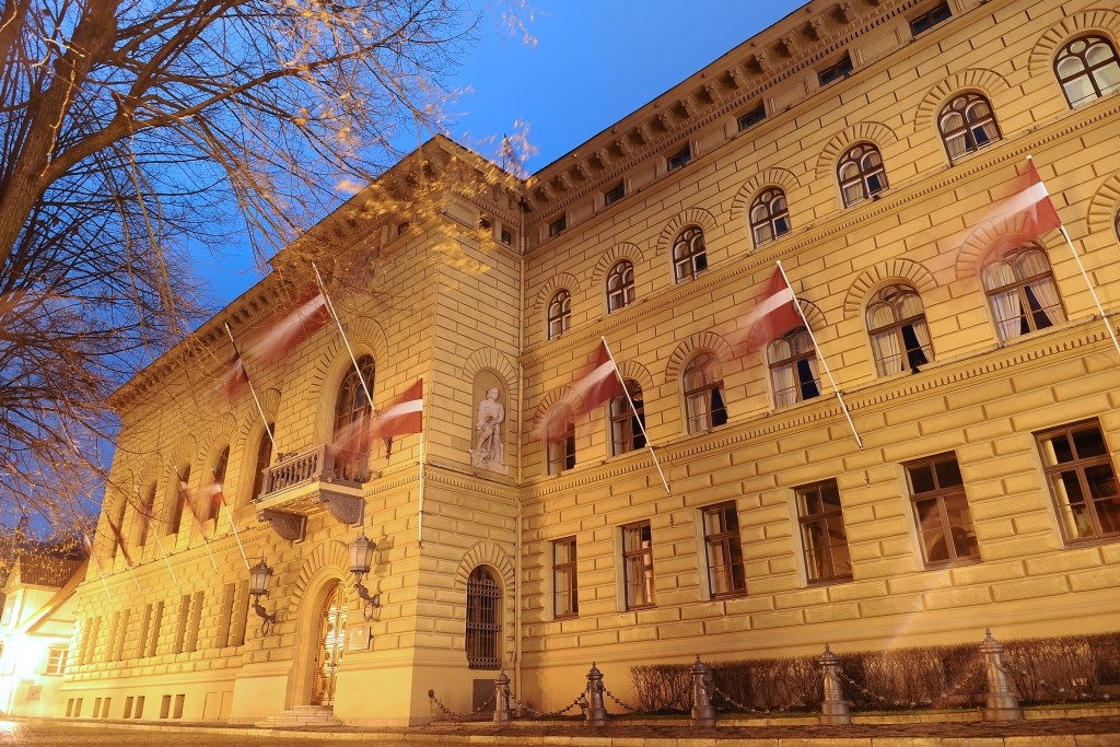 Iniciatīvai par kompensāciju neizmaksāšanu atlaistiem Saeimas deputātiem savākti vairāk nekā 9000 paraksti