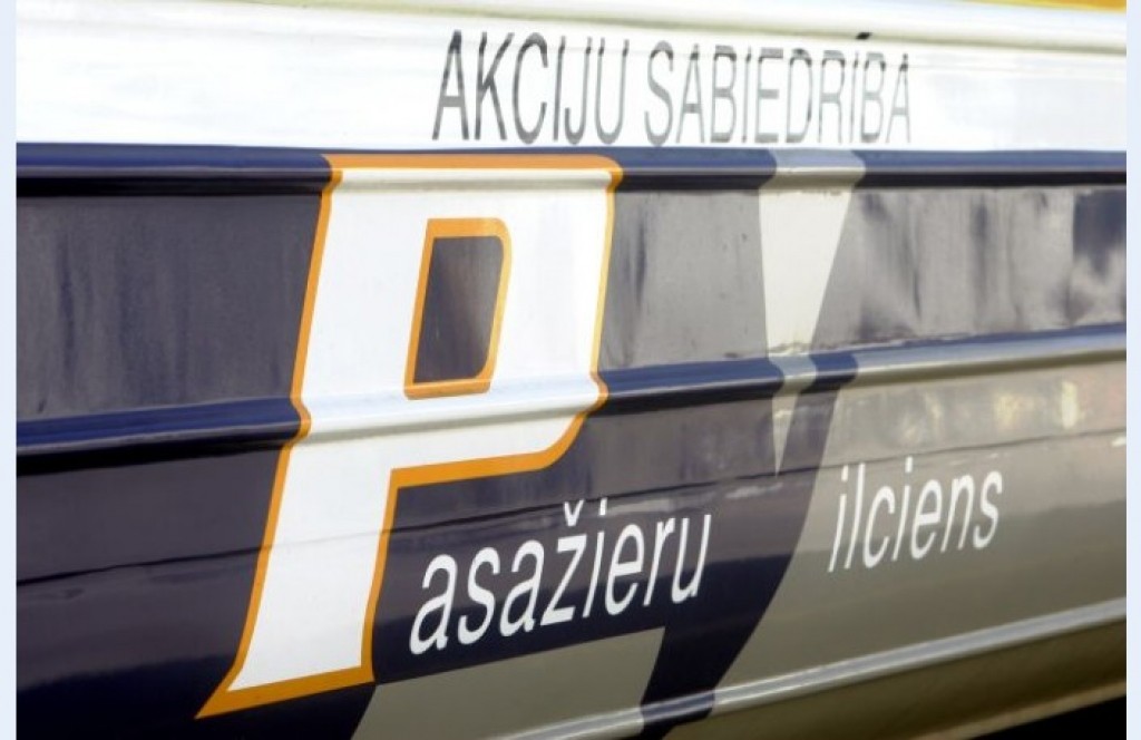 Pasažieru vilciens Rīga-Valka salūst meža vidū