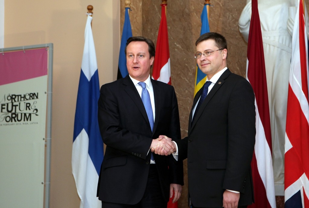 Tiekoties ar Dombrovski, britu premjers slavē Latvijas nodokļu sistēmu