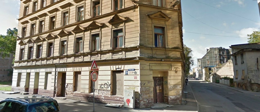 Ugunsdzēsēji no saplaisājušas ēkas Rīgā evakuējuši 11 cilvēkus