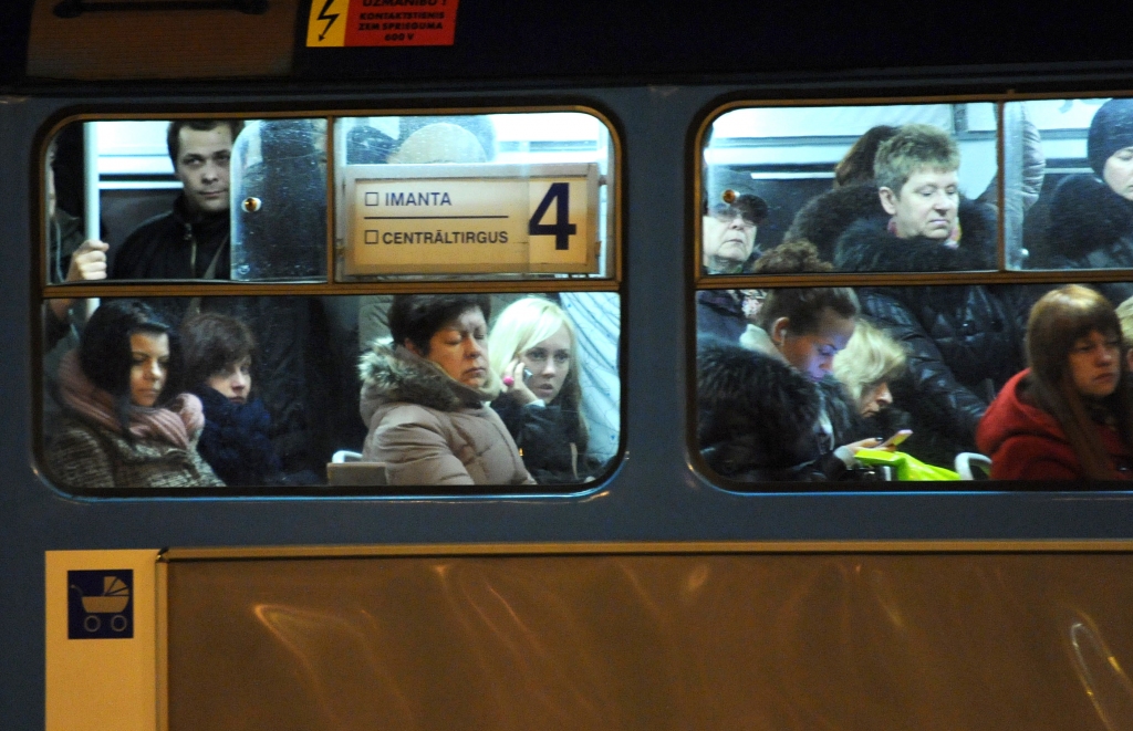 Bezmaksas internets sabiedriskajā transportā tiek solīts jau pēc mēneša