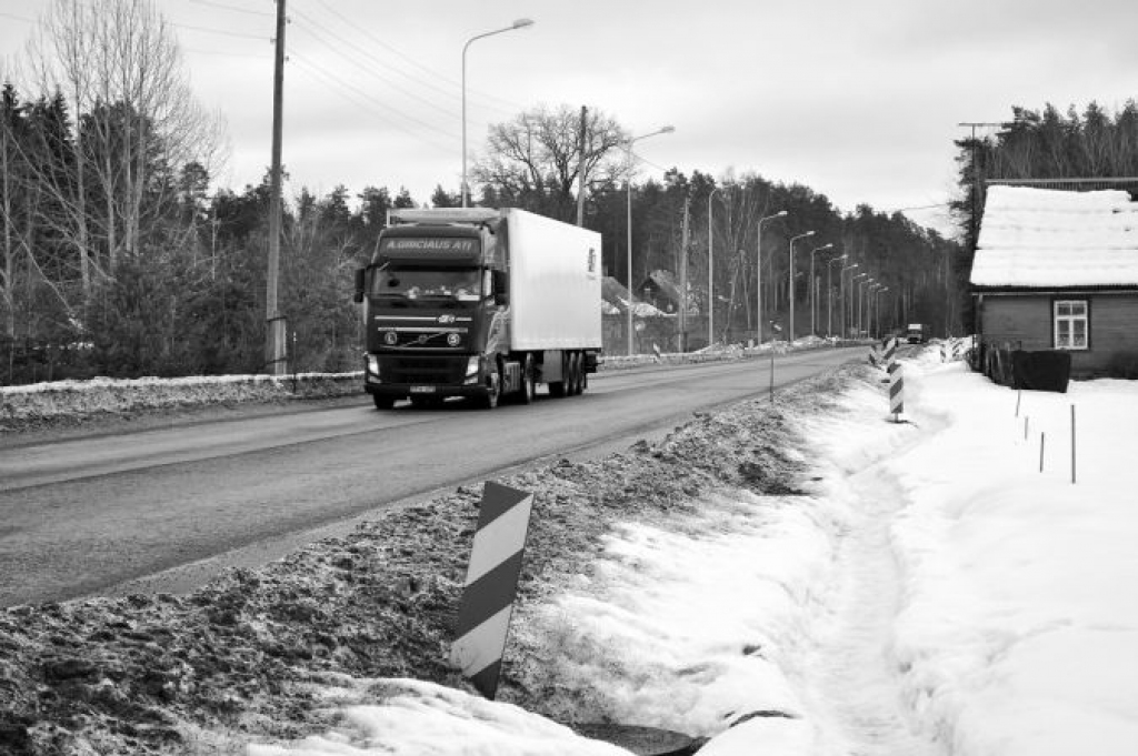 Ceļu būvnieks skaidro, kāpēc Strenču iedzīvotājiem jālauž savas automašīnas, braucot pa bedrēm