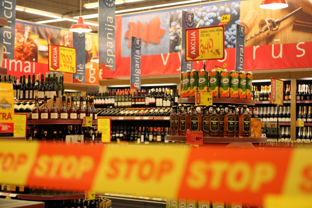 Narkologs: Pērkot alkoholu, dokumentus nevajadzētu uzrādīt 25 gadu vecam cilvēkam