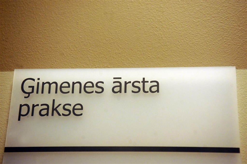 Bez vecāku ziņas bērnam nomaina ģimenes ārstu