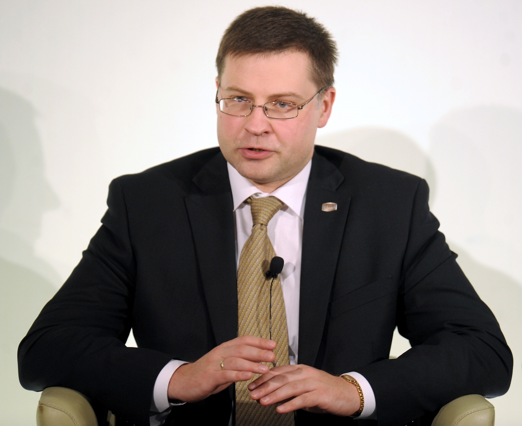 Dombrovskis Briselē aicinājis eirozonas valstis atbalstīt Latvijas vēlmi ieviest eiro