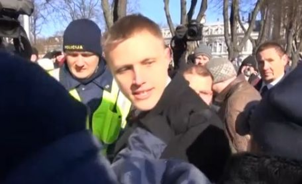 NA biedri grūstās ar policistiem; Dombrava: Iebraucēji apgāna mūsu pieminekli (video)