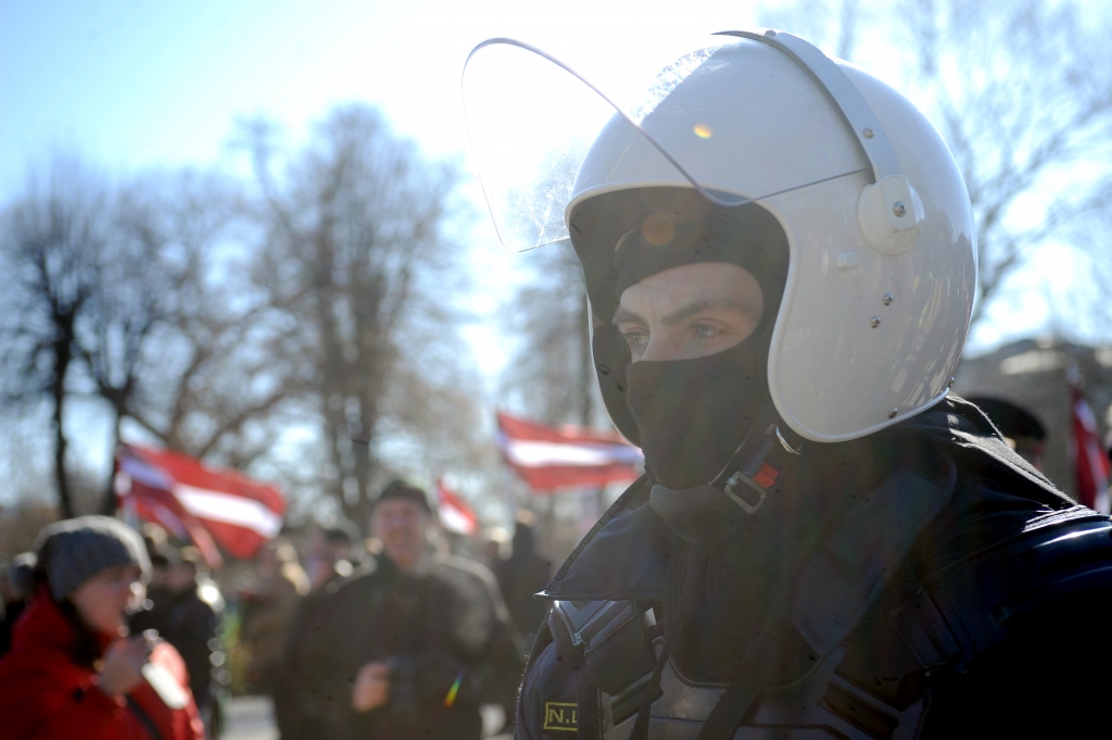 Politologi: Kozlovskis nedemisionēs; drīzāk jāvērtē Dombravas ētiskā rīcība pie Brīvības pieminekļa