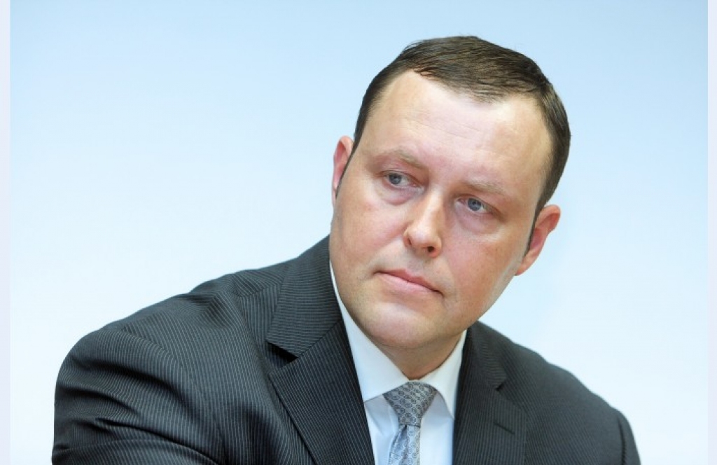 Nacionālā apvienība dos Kozlovskim trīs mēnešu pārbaudes laiku