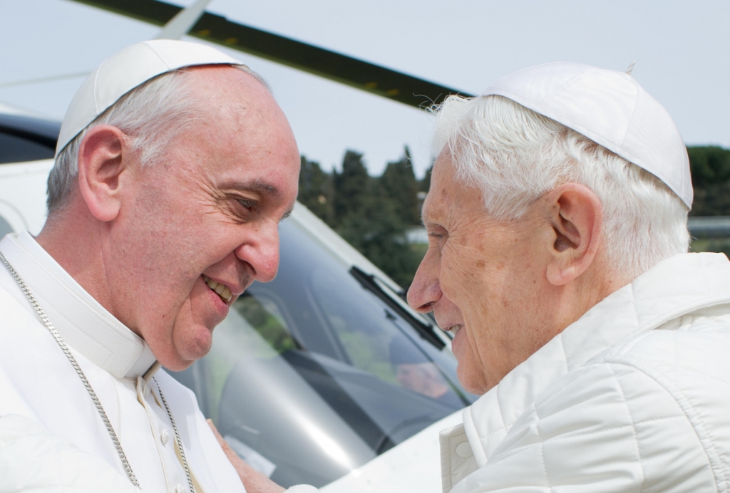 Pirmoreiz vēsturē satikušies divi pāvesti, Franciskam apciemojot Benediktu XVI