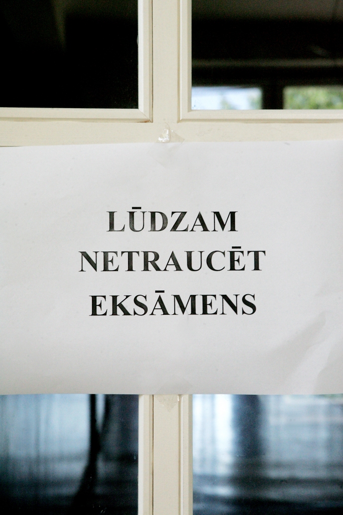 Vidusskolēni sūdzas Satversmes tiesā, jo eksāmena dēļ netiek uz slēpošanas kūrortu