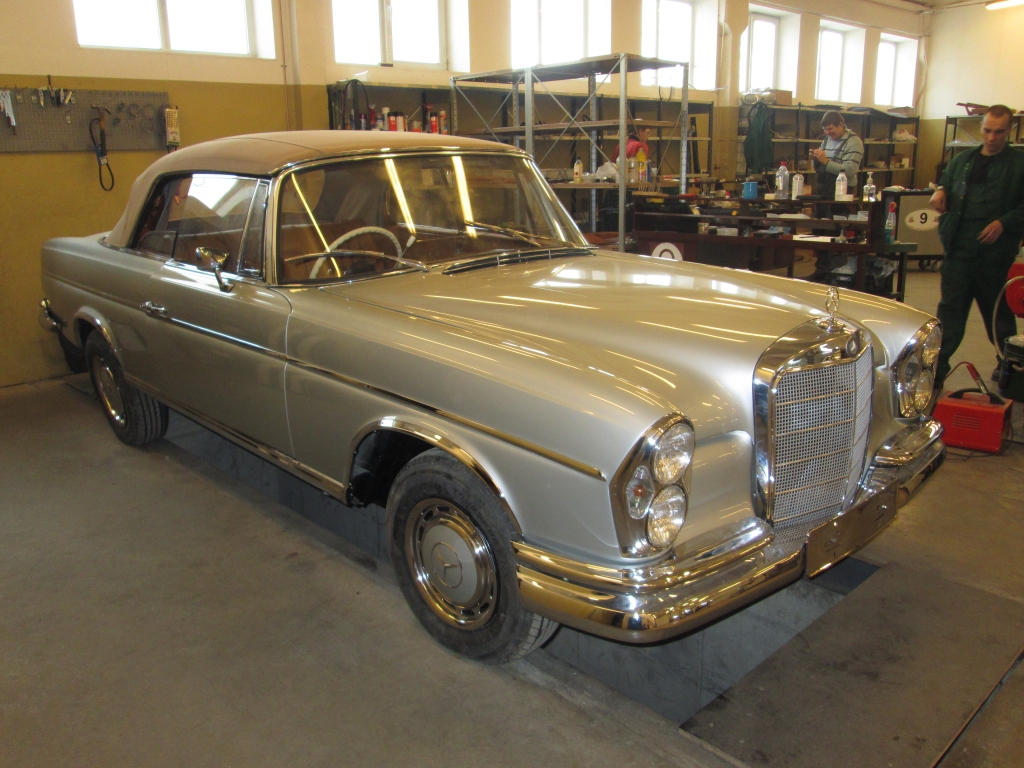 Rīgā restaurē 60.gadu Mercedes-Benz kabrioletu