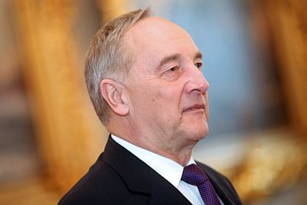 Prezidents grib mainīt konstitūciju; valdības darbība atgādinot «ārprāta murgus»