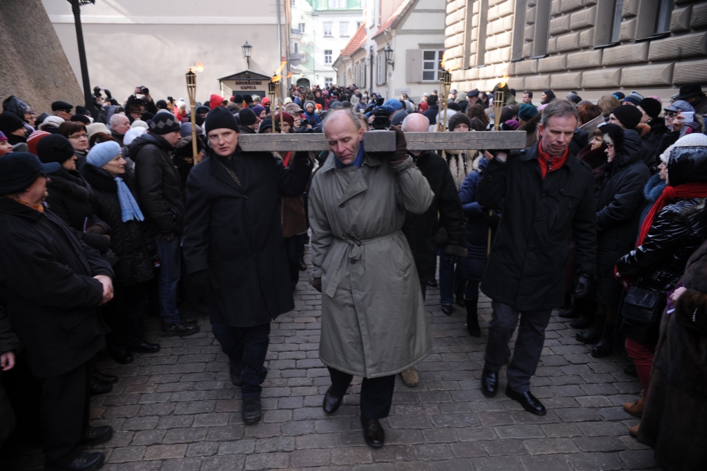 Ekumēniskajā Krusta ceļā Rīgā piedalās simtiem cilvēku