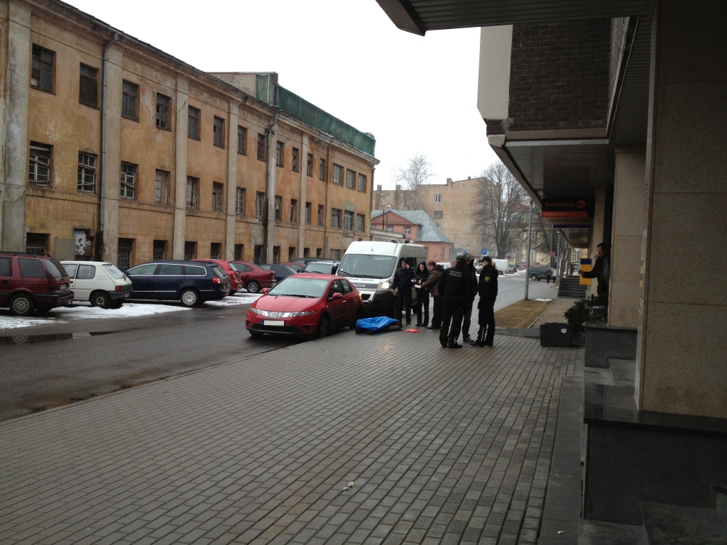 Rīgā uz ielas vairākas stundas guļ miris vīrietis