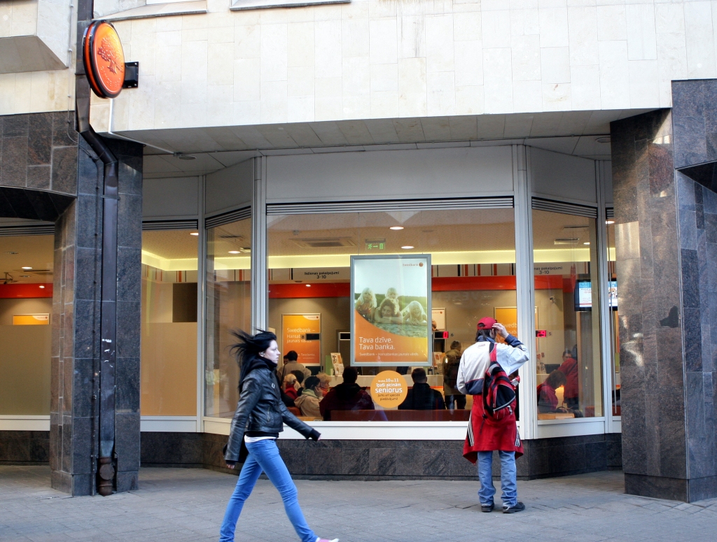 Rēķinu apmaksa Swedbank filiālēs ir kļuvusi par latu dārgāka