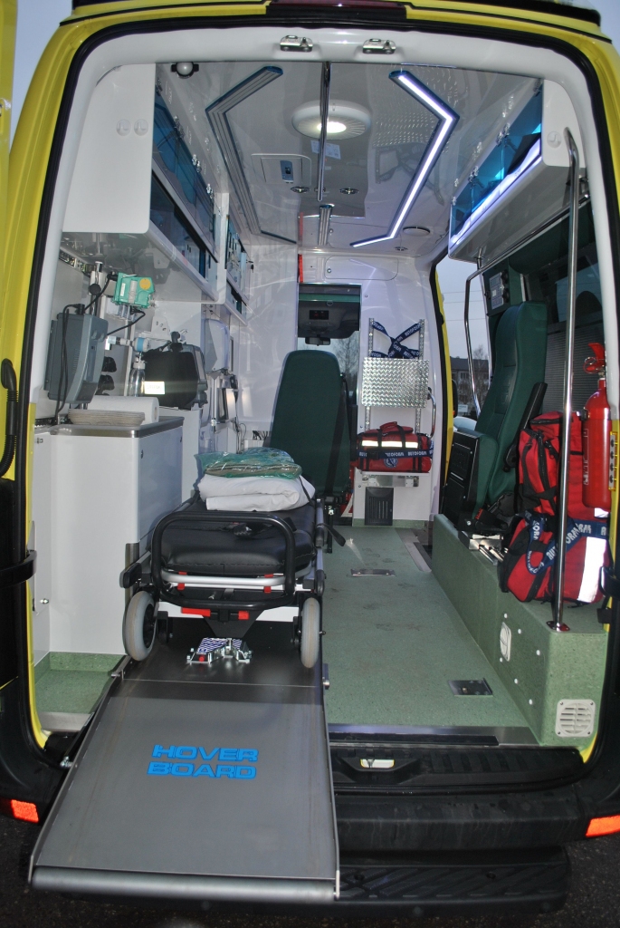 Mediķi saņem jaunas automašīnas