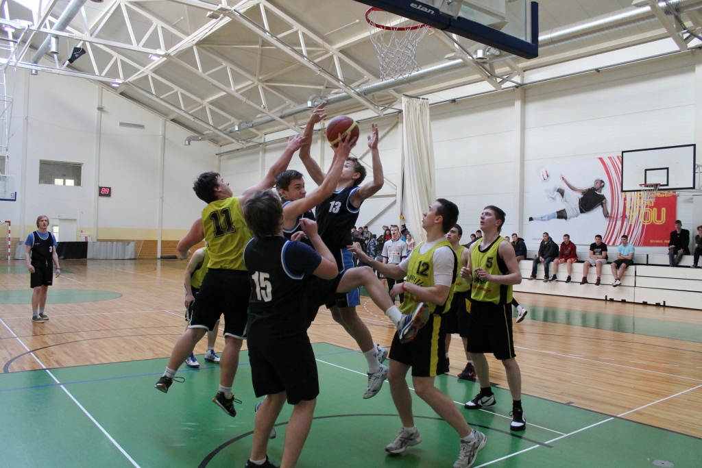 Skolu sacensības basketbolā jauniešiem.