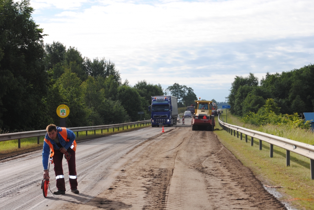 Atjauno segumu ceļa Valmiera – Smiltene posmā