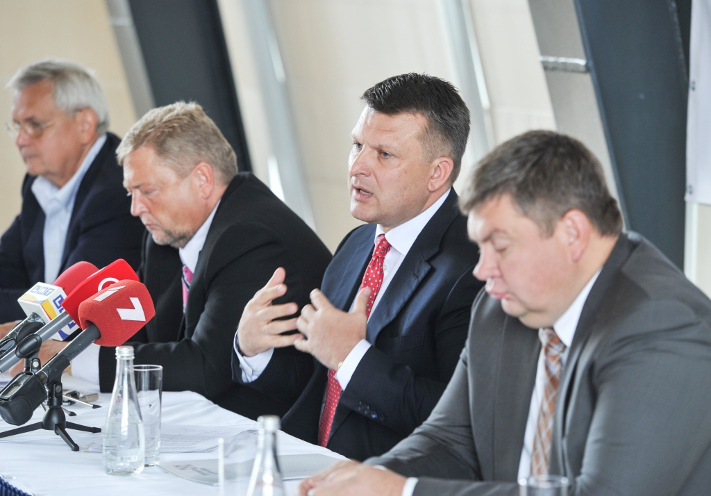 Šlesers startē ar pretrunīgu komandu