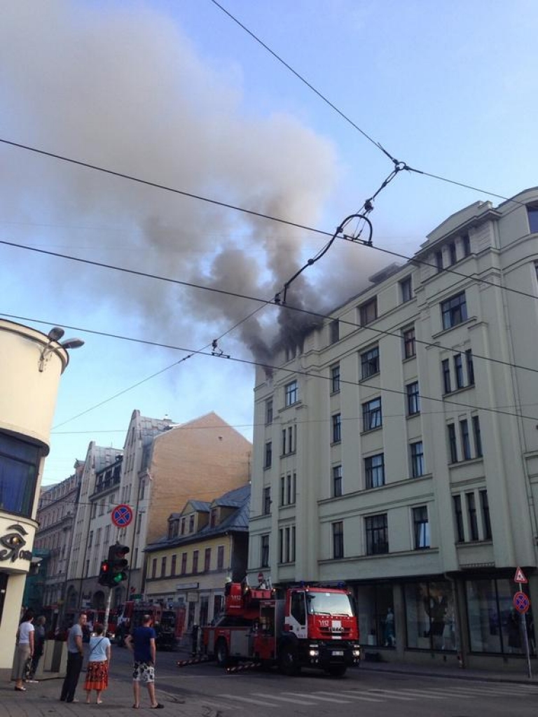 papildināta (9:51) FOTO: Pēc sprādziena dzīvoklī Rīgā izcēlies ugunsgrēks; divi cietušie