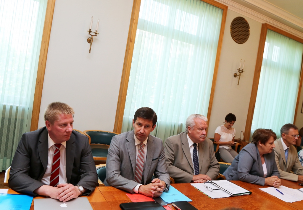 Cīņa par pašmāju biznesu ārkārtas sēžu režīmā