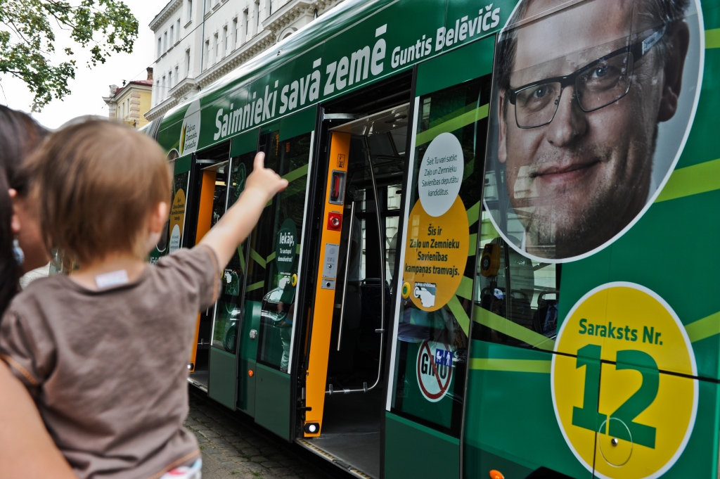 FOTO: Rīgas ielās izbrauc zaļzemnieku tramvajs