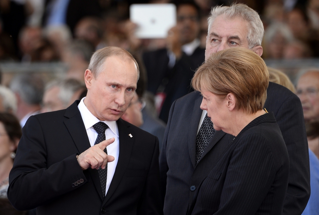 Merkele aicina Putinu apturēt bruņojuma sūtīšanu uz Ukrainu