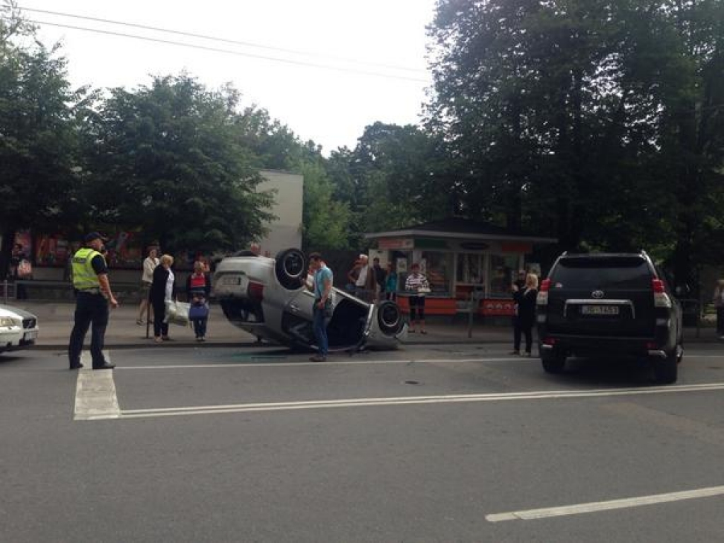 FOTO: Avārija Lāčplēša un Avotu ielas krustojumā