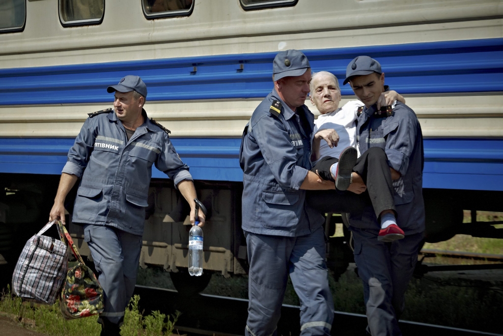 Pie Luhanskas apšaudīta civiliedzīvotāju kolonna; daudzi gājuši bojā