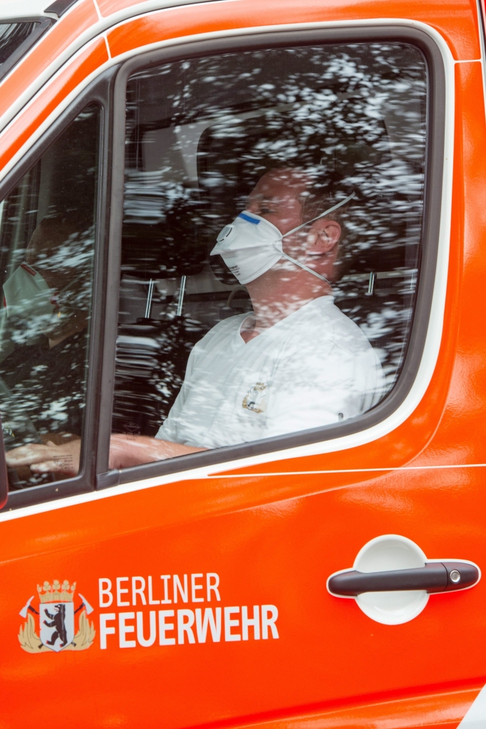 Iespējams, ar Ebolas vīrusu inficēta sieviete Vācijā un 2 vīrieši Austrijā